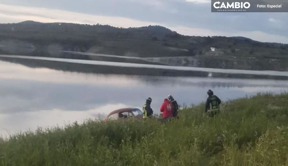 ¡Ay no! Vochito rojo cae en el Oasis Valsequillo; bomberos lo rescataron 