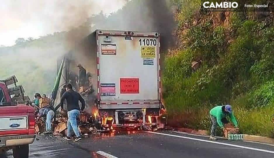 ¡Se llevaron las chelas! Hacen rapiña tras volcadura de tráiler que se incendio en la Puebla- Córdoba