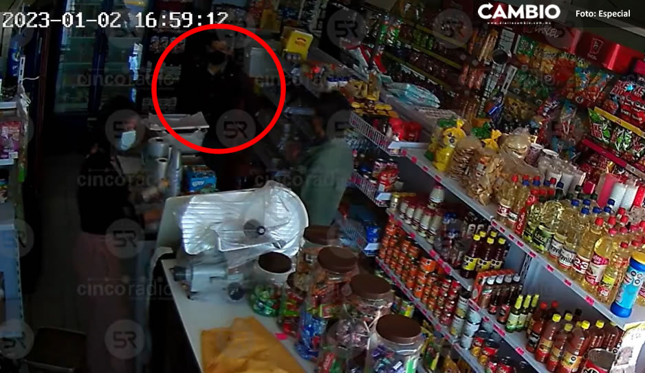 VIDEO: A mano armada, delincuentes asaltan tiendita en Santa Cruz Buenavista