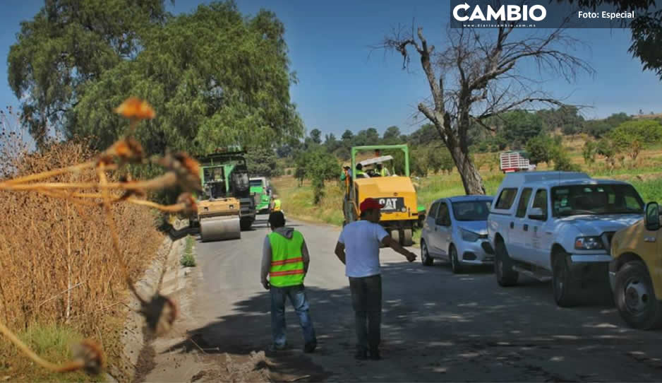 Vecinos de Tlalancaleca rehabilitan carretera ante la negativa del edil Oscar Anguiano