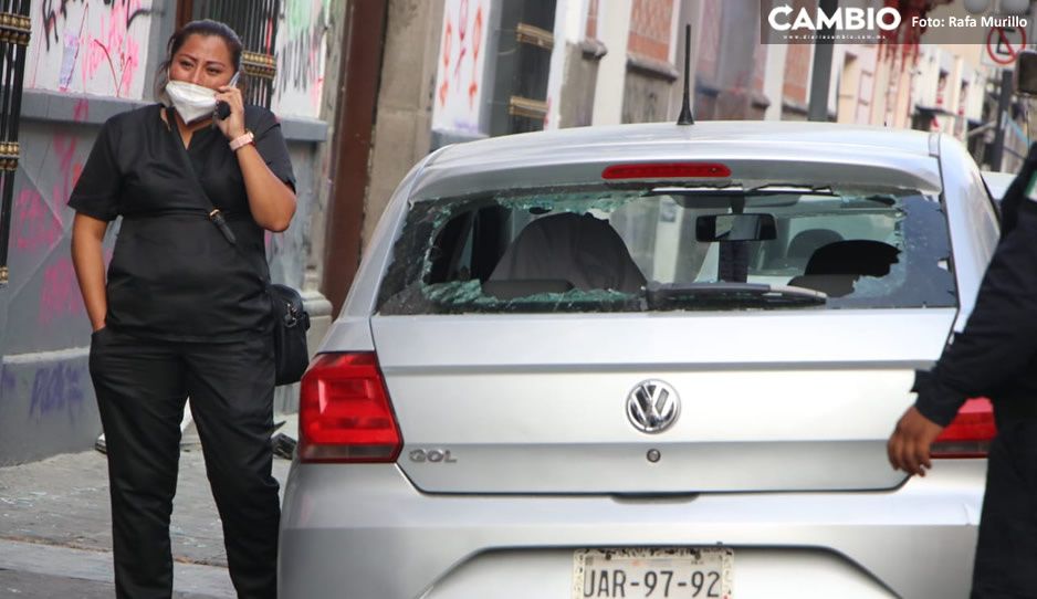 Mujer llora porque feministas destrozaron su auto afuera del Congreso (FOTOS y VIDEO)