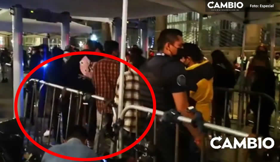 Poblanos dejan amarrados sus cinturones en las vallas de seguridad para ingresar al Zócalo (VIDEO)