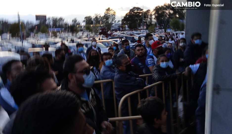 Aficionados del Puebla se quedan afuera del Cuauhtémoc con boleto en mano; les cerraron las puertas