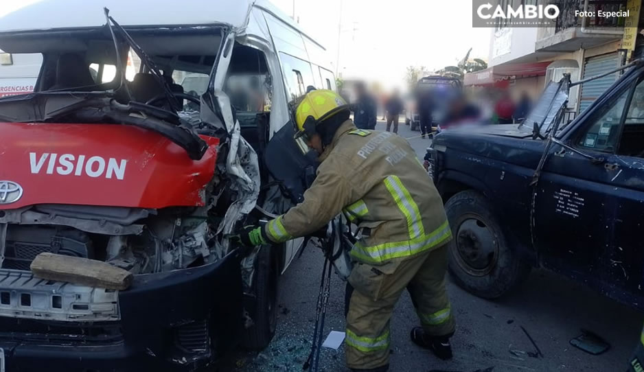 Choque entre ruta Nueva Visión y camioneta de carga, deja a chofer prensado en Santa Clara Ocoyucan