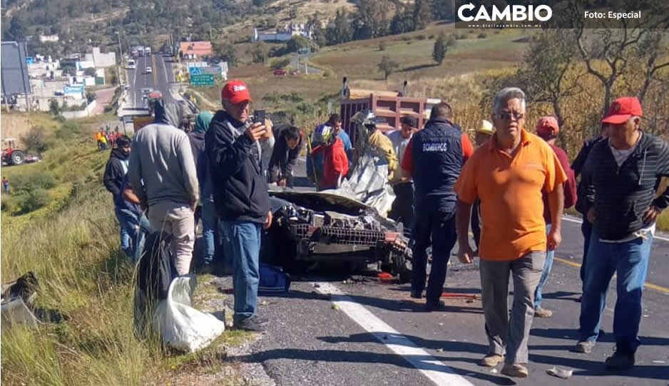 ¡Tragedia en Ciudad Serdán! Tractocamión aplasta vehículo con familia abordo; reportan 2 muertos