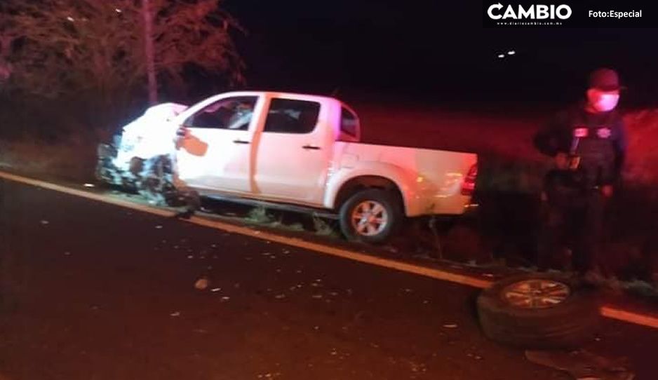 ¡Qué imprudencia! Patrulla Estatal se estampa vs camioneta y deja dos heridos en Acatlán