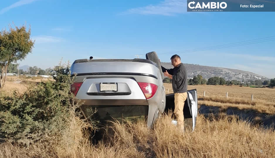 ¡Aparatoso accidente! Conductor se vuelca sobre el libramiento Santa Rosa Alseseca