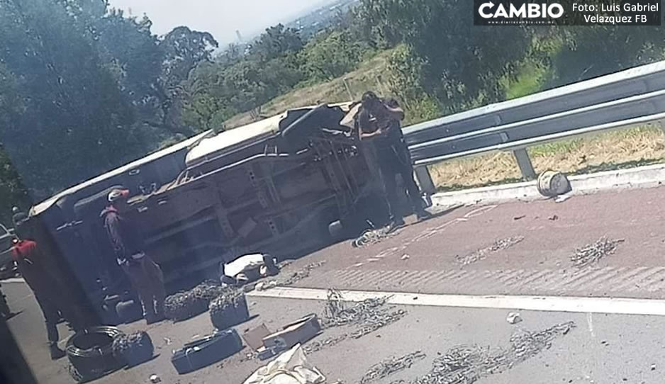 Un muerto y tres lesionados deja volcadura de camioneta en la México-Puebla
