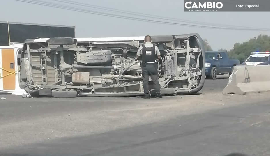Camioneta del DIF de Huixcolotla se vuelca en accidente automovilístico