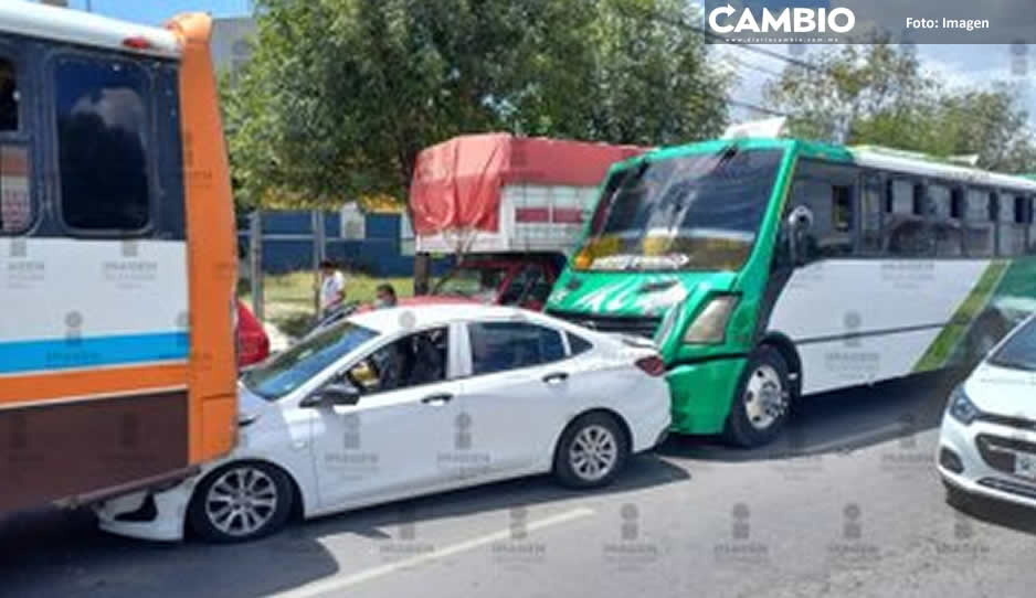 ¡Otra de camioneros! Rutas s5 y Galgos hacen sándwich a automóvil en la 16 de Septiembre (VIDEO)