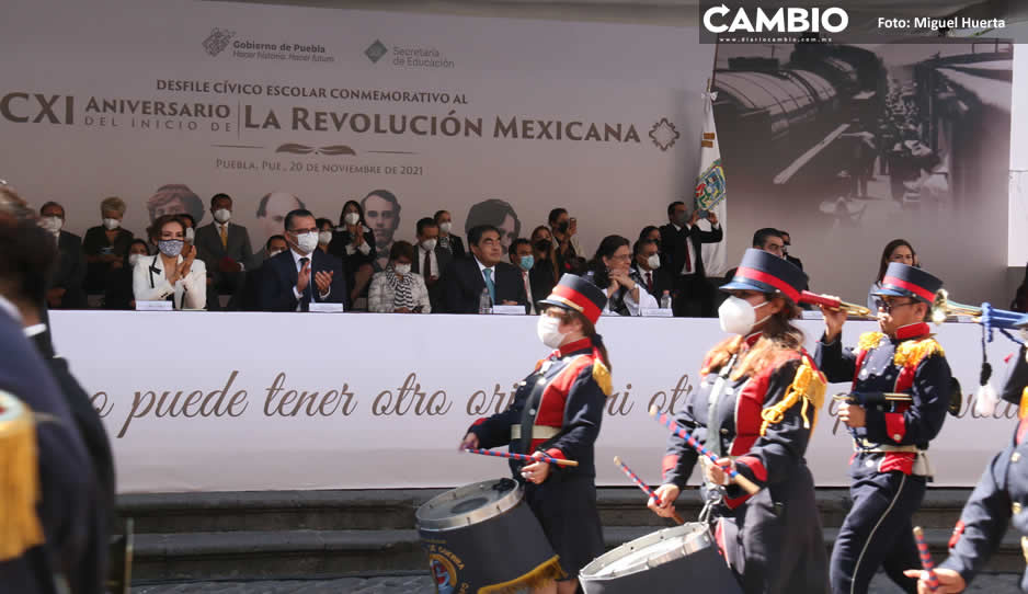 Más de ocho mil alumnos y maestros desfilaron con motivo del CXI Aniversario de la Revolución (FOTOS Y VIDEOS)