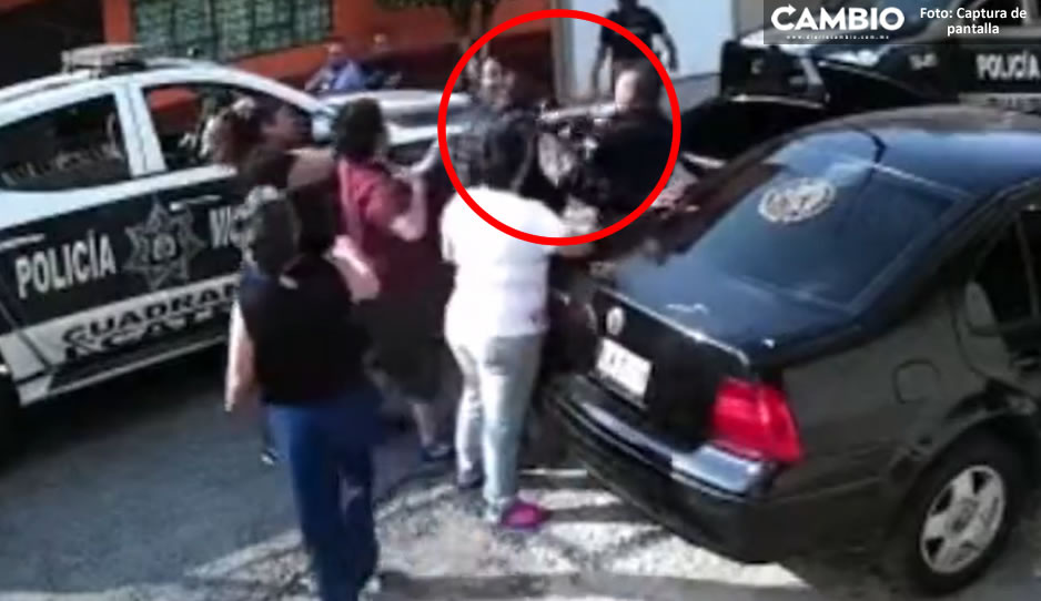 Policía se le va a los golpes a una mujer hasta que sus compañeros lo apartan (VIDEO)