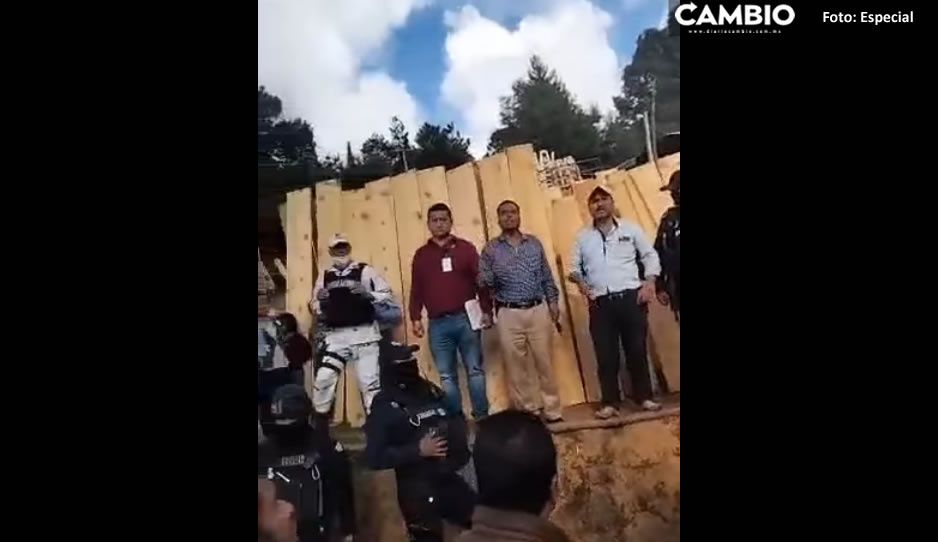 VIDEO: Pobladores piensan que esparcen Covid a través de drones y tunden a policías