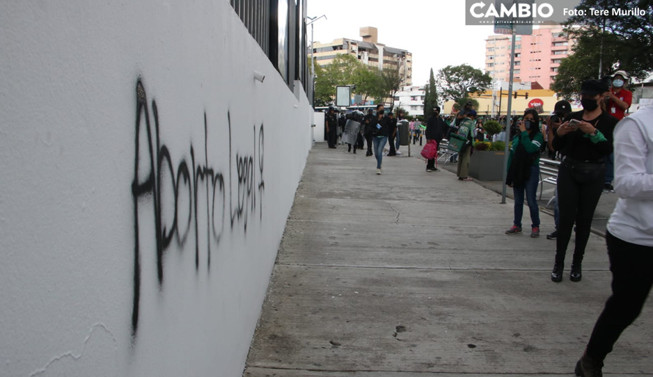 Feministas grafitean la Fiscalía durante manifestación (VIDEO)