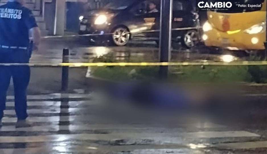 ¡Otra de camiones! Chofer arrolla a mujer en Hueyotlipan y se da a la fuga