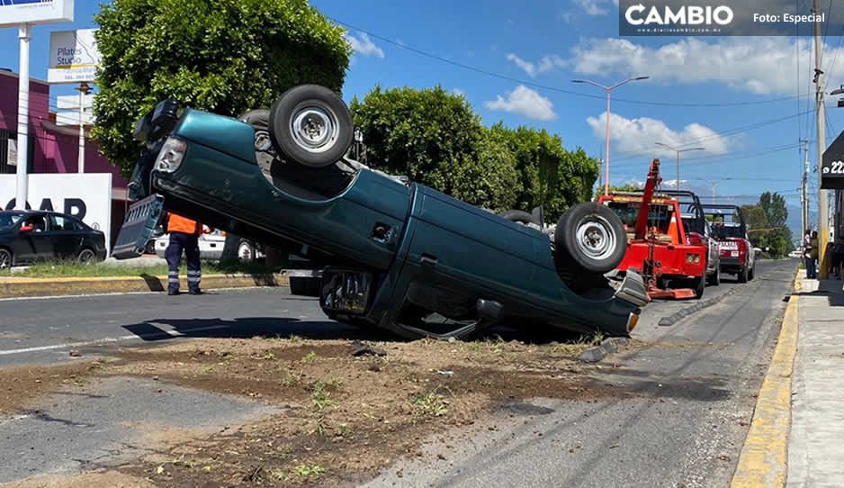 Aparatoso choque entre unidad de Agua Inmaculada y camioneta en San Pedro Cholula