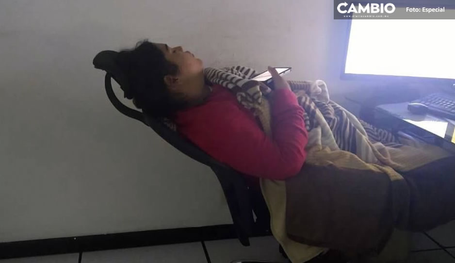 Estaba en su quinto sueño; difunden FOTOS de operadora del 911 durmiendo en horas laborales