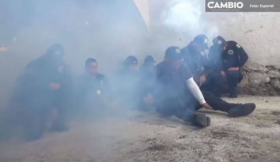VIDEO: Rocían con gas lacrimógeno a policías de Tlaxcala como entrenamiento; mujer se desmaya