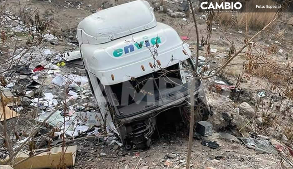 Hallan cabina de tractocamión desvalijada en el fondo de una barranca de Huixcolotla