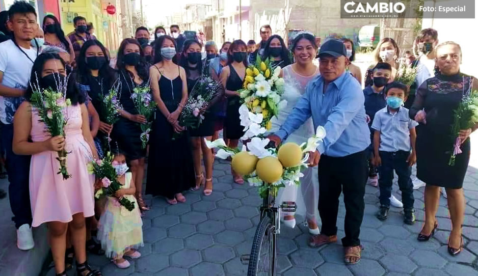 FOTOS: ¡Qué hermoso! Padre lleva a su hija al altar en su bicicleta en Miahuatlán