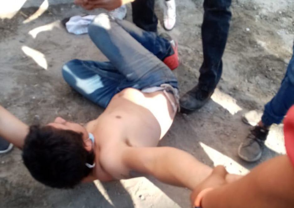 Vecinos de Texmelucan capturan y golpean a ladrón de motos