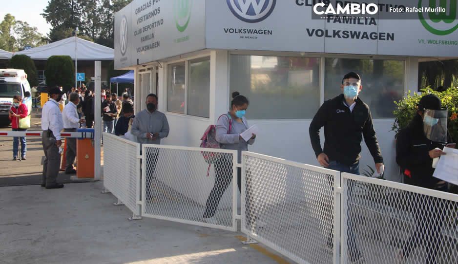 Primer día de vacunación sin contratiempos en la Unidad Deportiva de Volkswagen (FOTOS Y VIDEOS)