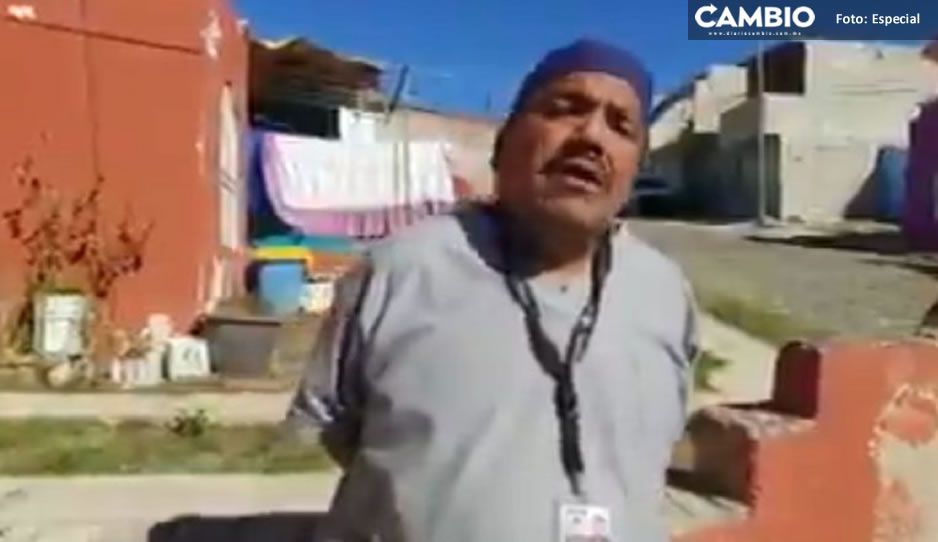 Camillero del ISSSTE renuncia y hasta quema el uniforme, dice que no lo vacunaron contra Covid (VIDEO)