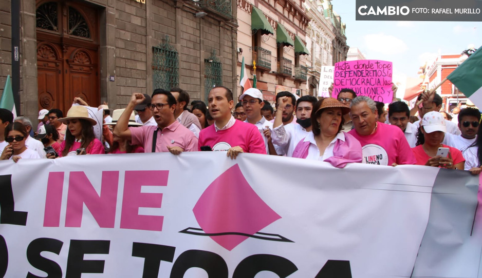 PAN se agandalla la marcha en defensa del INE en Puebla (FOTOS)