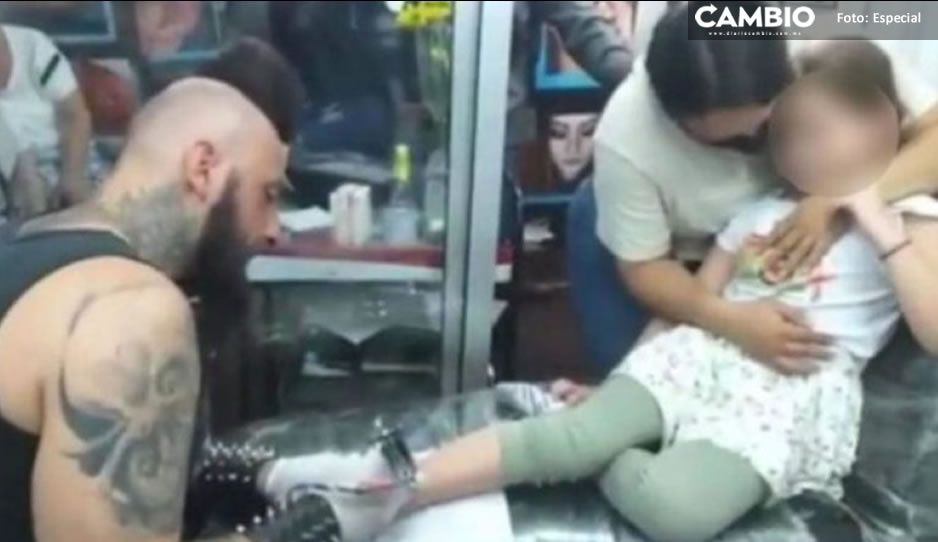 ¡Terrible! Padres llevan a su pequeña a tatuarse y usuarios dejan llover las críticas (VIDEO)