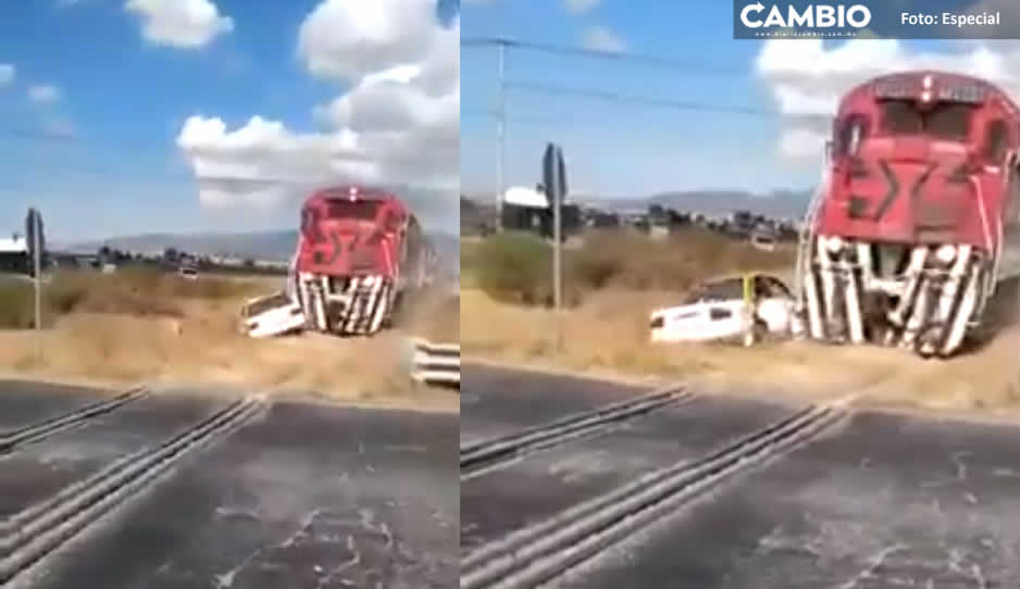 ¡Brutal impacto! Tren embiste a taxi que quería ganarle el paso (VIDEO)