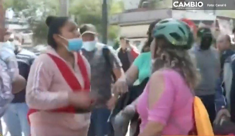 ¡Tiran más golpes que el Canelo! Mujer ciclista y manifestante se dan con todo (VIDEO)