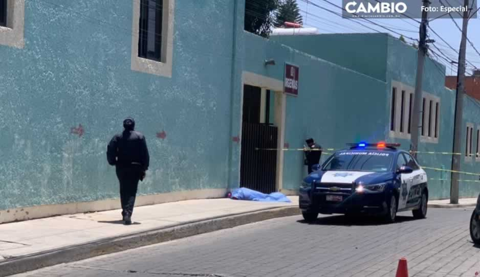 Abuelo muere de un infarto por COVID afuera del IMSS de San Pedro Cholula; le negaron el servicio