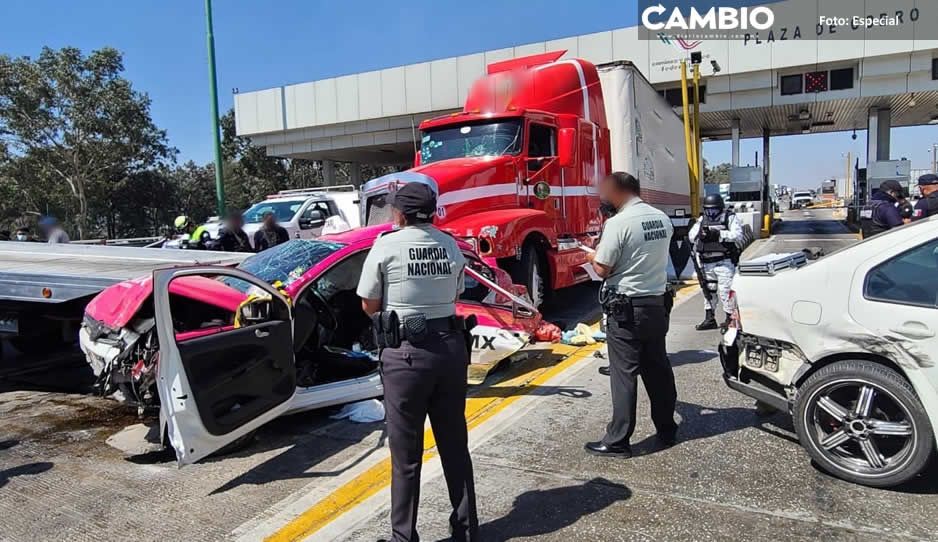 Tráiler se queda sin frenos en la autopista, arrasa con 4 autos y deja una mujer muerta (FOTOS)
