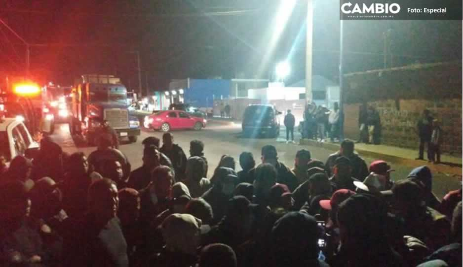 Pobladores de Acajete bloquean la Amozoc- Nautla para exigir la liberación de dos presuntos polleros