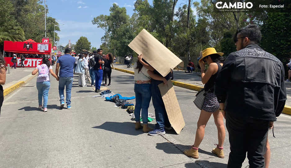 ¡Llegó el cierre de Feria! Fans de Café Tacvba se tapan hasta con cartones previo a su concierto