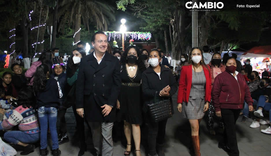 Inaugura Nacho Mier la pista de hielo en Tecamachalco