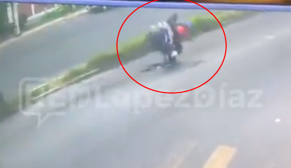 Bache de la muerte: motociclista se parte toda…. frente a Lomas del Valle (VIDEO)