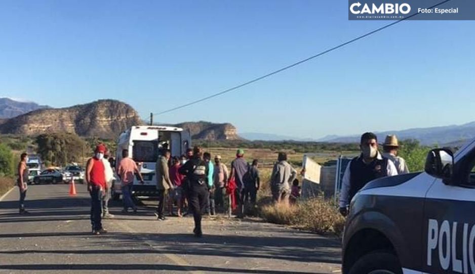 Muere mujer en trágica volcadura de camioneta cargada de limones en la Tehuacán-Teotitlán