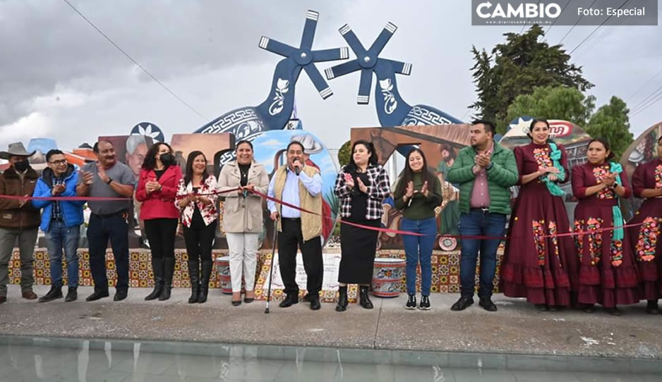 Inaugura Mario de la Rosa letras de identidad del municipio de Amozoc