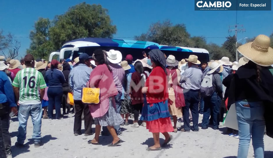 Bloquean la federal Puebla -Tehuacán por suspensión de proyecto de pozo de agua