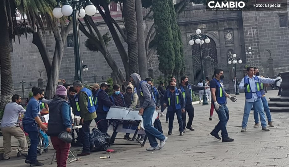 VIDEO: Así inició la batalla campal el Zócalo; salieron volando hasta piedras