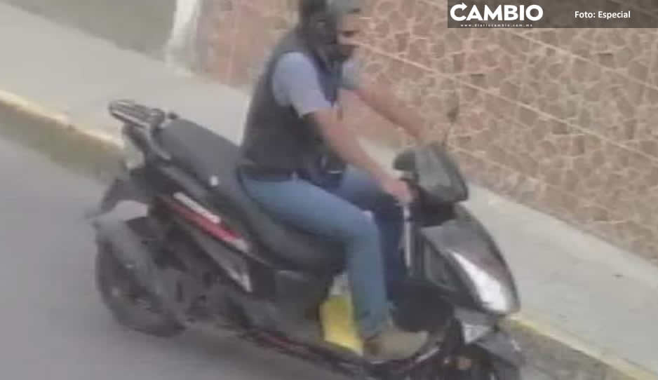 ¡Cuidado! Detectan a un hombre a bordo de una motocicleta manoseando a jovencitas en Atlixco