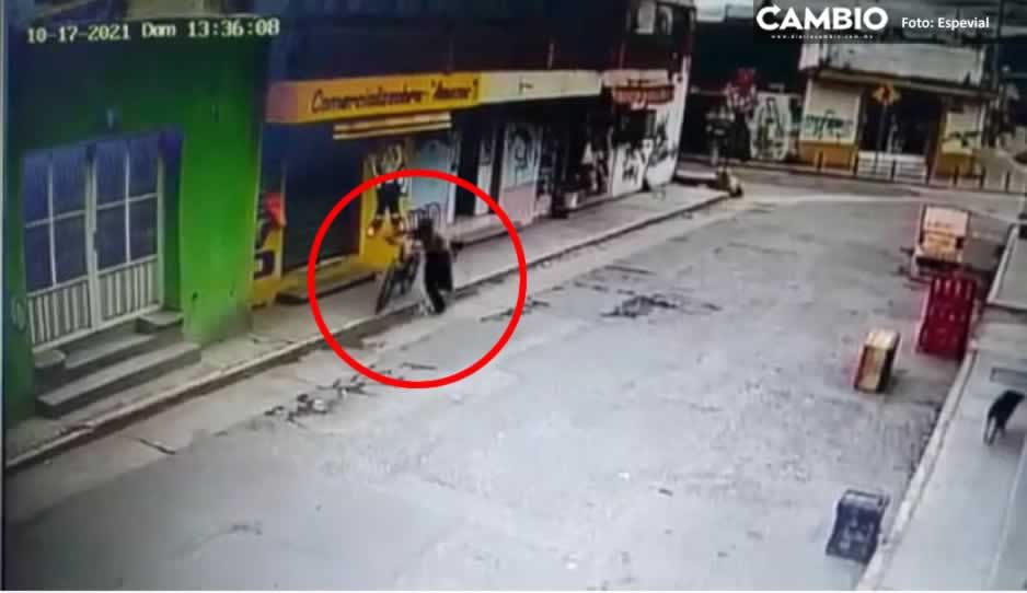 VIDEO: Ladrón roba bici en Centro de Amozoc ¡a plena luz del día!