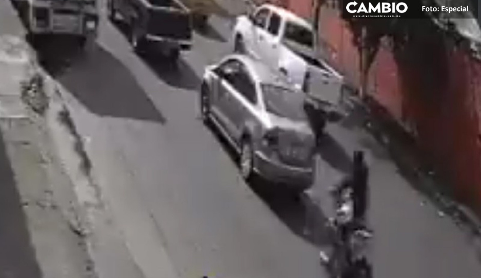 FUERTE VIDEO: Motociclista sale volando tras chocar a exceso de velocidad