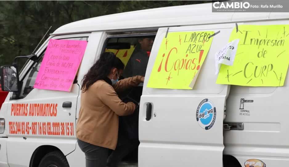 ¡Ingenio poblano! En “papelería móvil”, venden copias a chavorrucos en el Centro Expositor