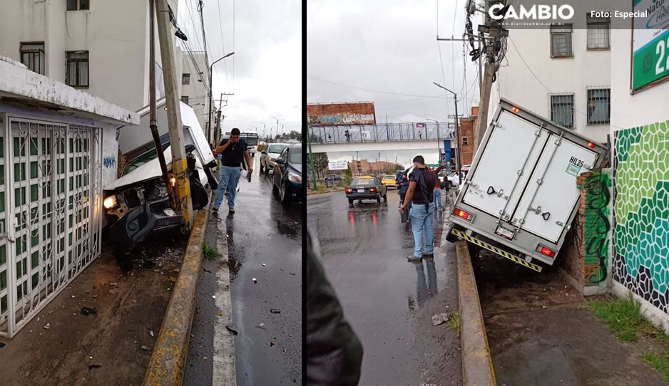 Camioneta de carga se sale de la carretera y termina estampada en un poste de luz en Loma Bella (VIDEO)