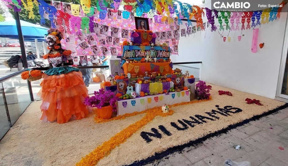 Alumnos de la BUAP colocan ofrenda en honor a Cecilia Monzón