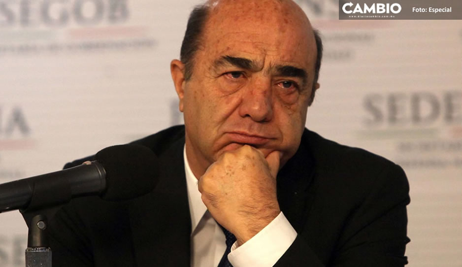 Con operativo de seguridad, Murillo Karam sale del Instituto de Cardiología