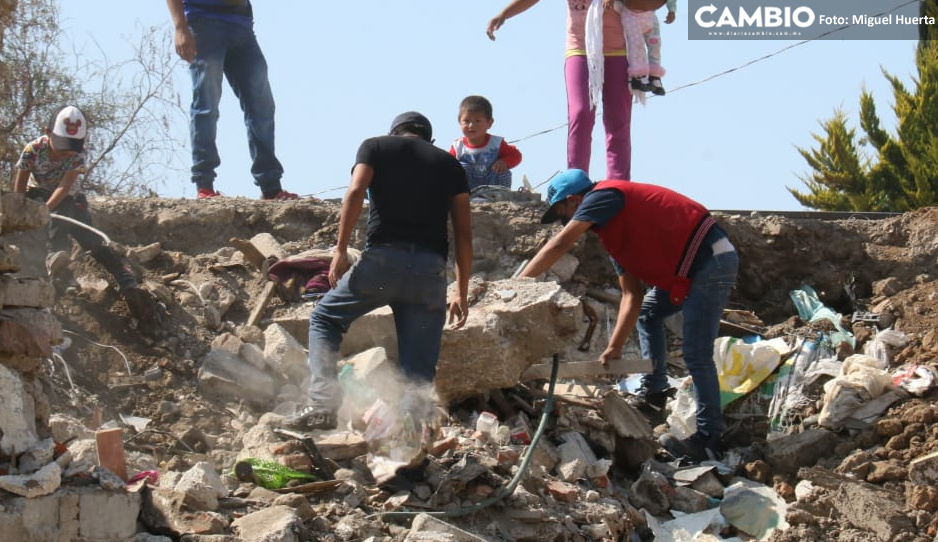 Triste regreso: afectados de Xochimehuacan buscan entre los escombros alguna pertenencia (FOTOS y VIDEO)