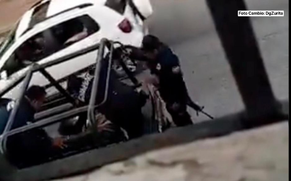 ¡Peor que a cucaracha! Así pisan policías de Tabasco a mujer arrestada (FUERTE VIDEO)